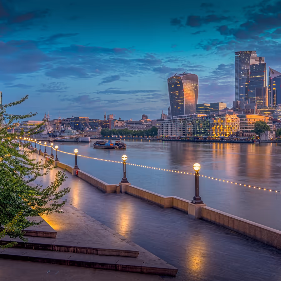 Ночной вид Лондона с видом на реку Темзу и знаменитые небоскребы