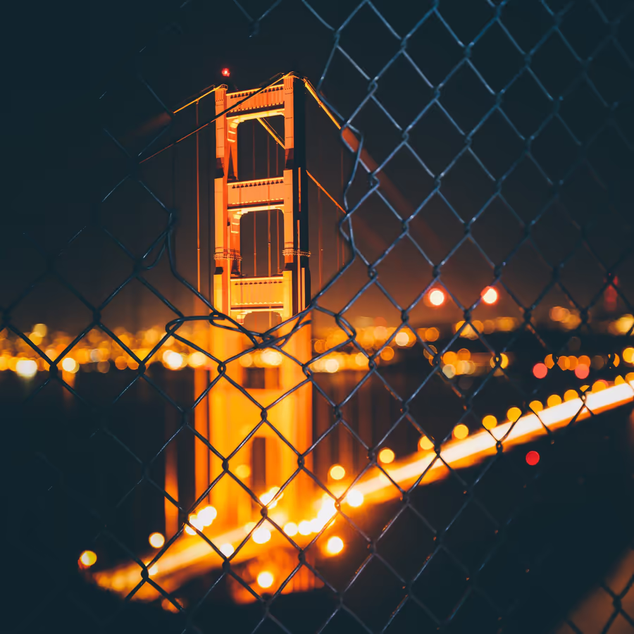 Ночной вид Золотого моста через ограждение