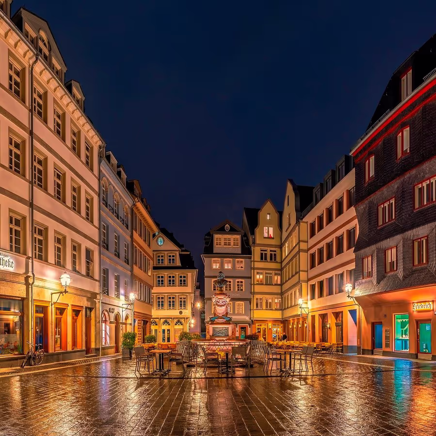 Ночной вид старинной рыночной площади немецкого города Лимбург