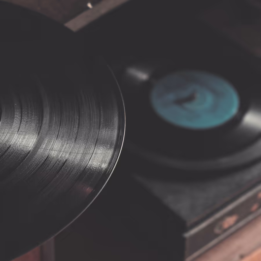 Старинный виниловый проигрыватель с вращающейся пластинкой