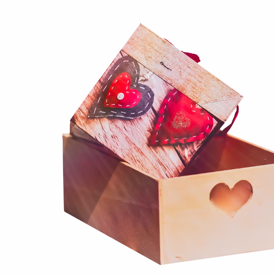 Открытая деревянная шкатулка украшенная изображениями красных сердечек