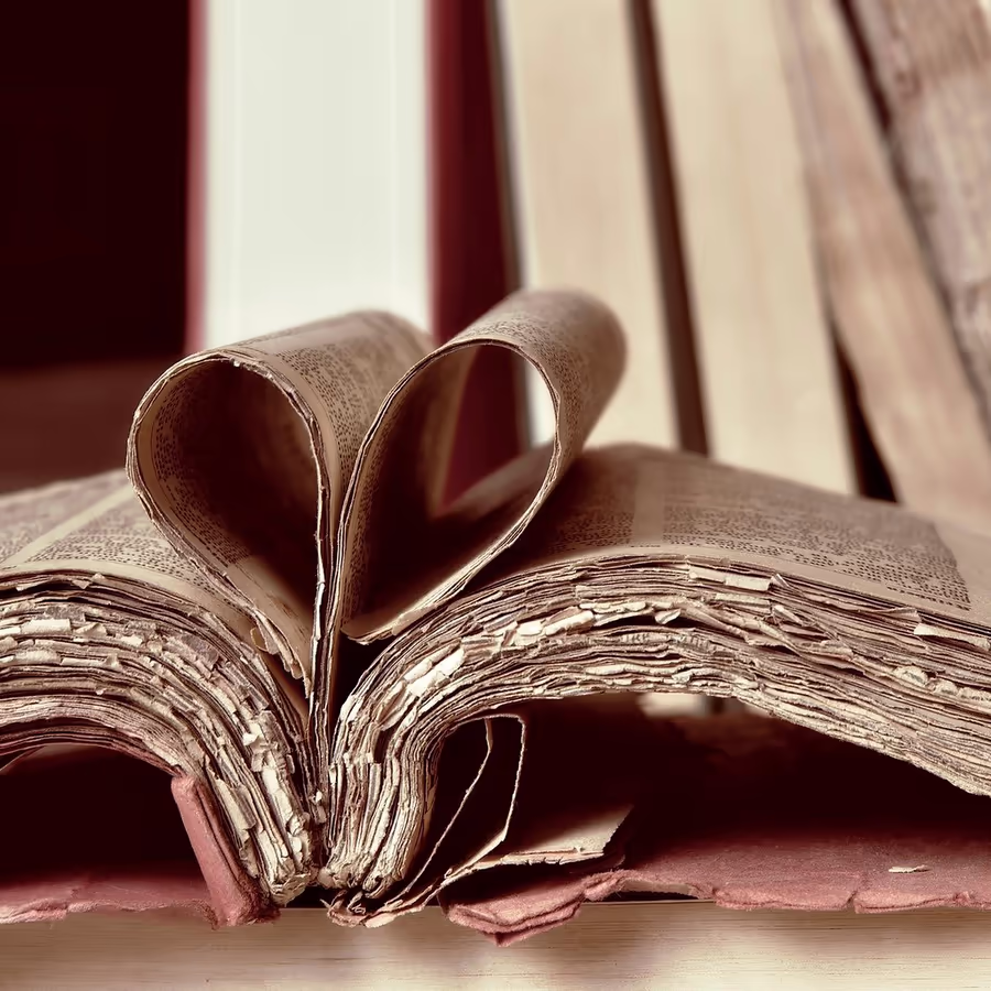Страницы старой книги сложены в форме сердца
