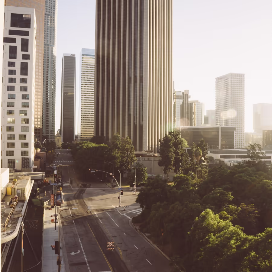 Панорама центральных улиц и небоскребов Лос-Анджелеса в солнечный день