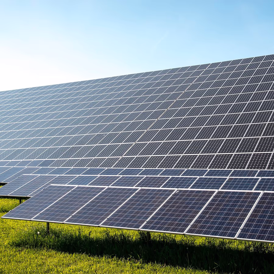 Панорамный вид солнечных панелей в поле