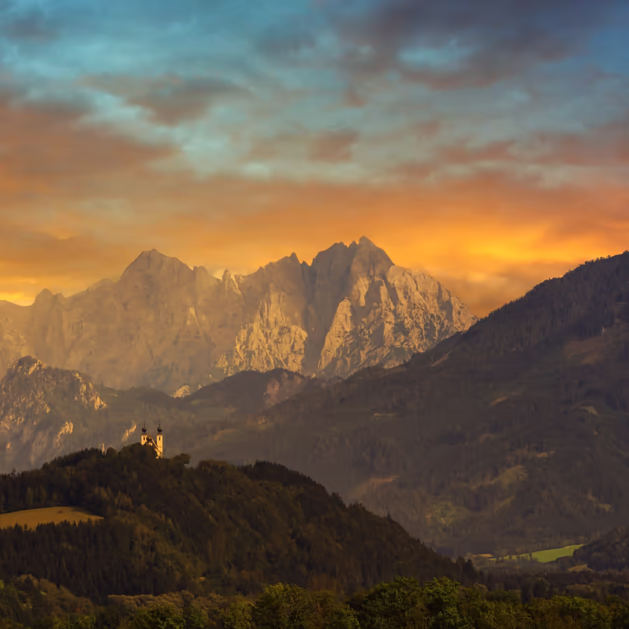 Живописная церковь в Баварских Альпах на фоне гор