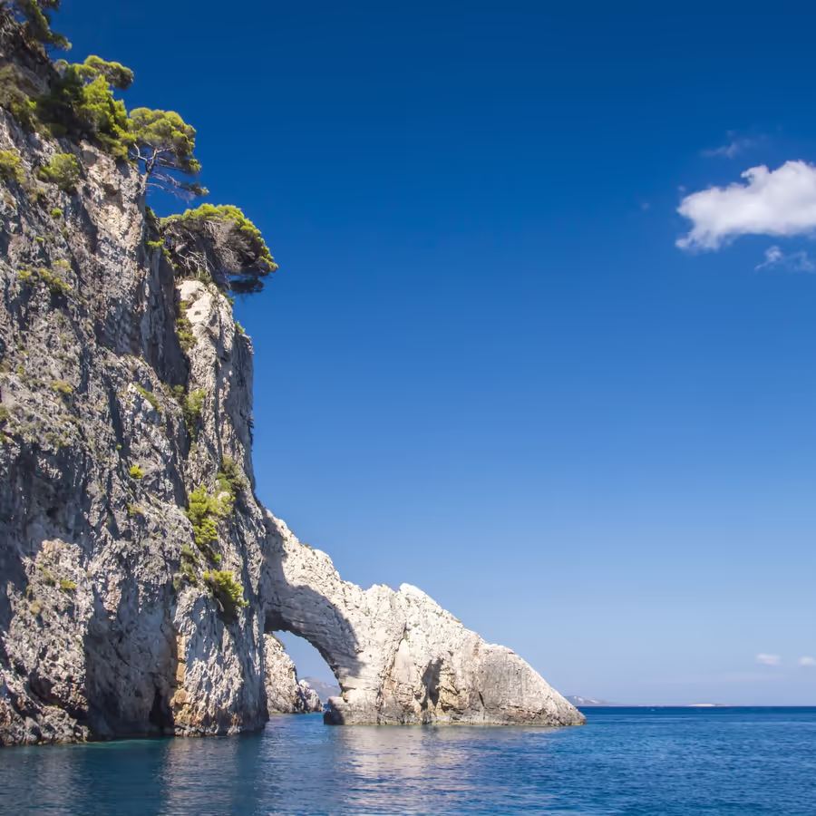 Живописная скала с аркой в кристально чистом море