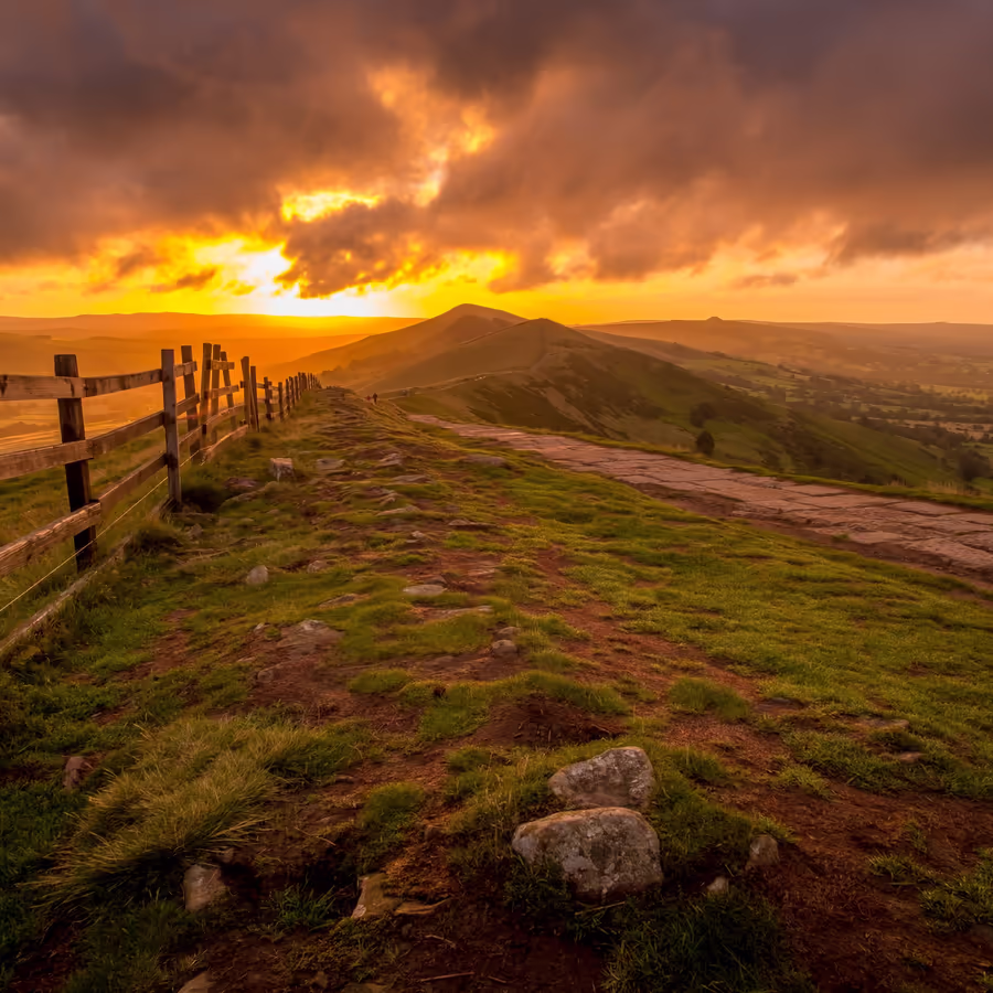Живописный закат над пейзажем холмов в Дербишире Англия