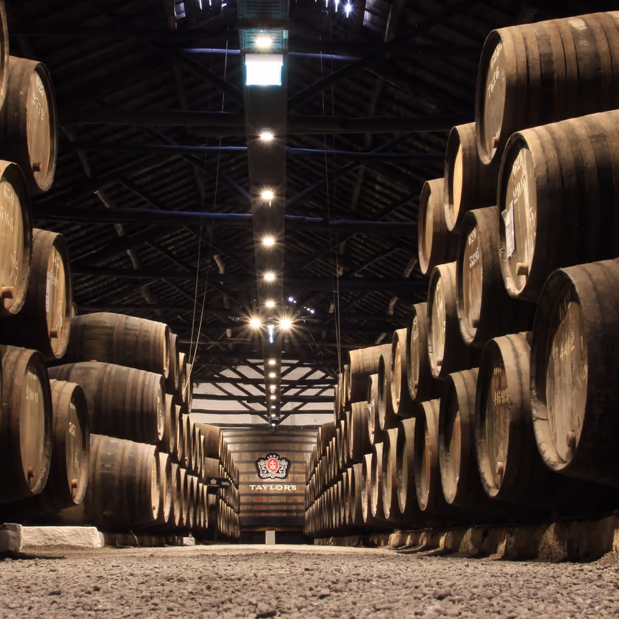 Бочки портвейна выдерживаемые в погребах Taylors в Португалии
