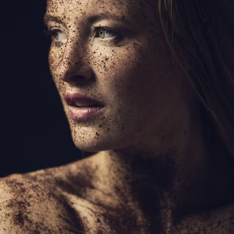 Портрет молодой женщины с обилием веснушек