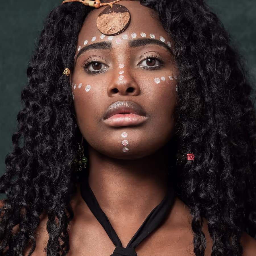 Портрет молодой женщины с традиционным африканским макияжем и украшениями