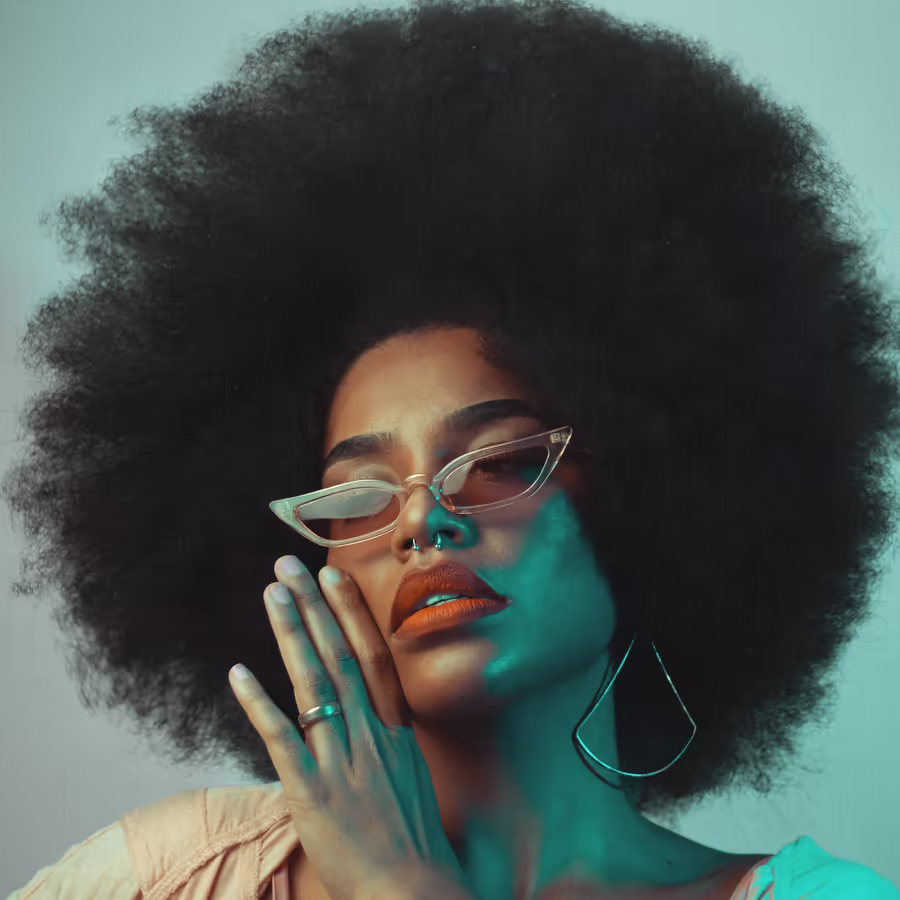 Портрет молодой женщины с пышной африканской прической