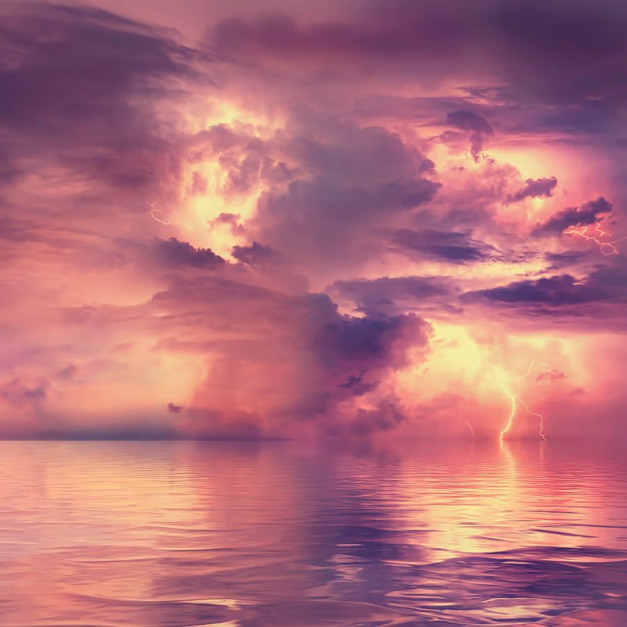 Мощная гроза с молниями над океаном в розовых тонах