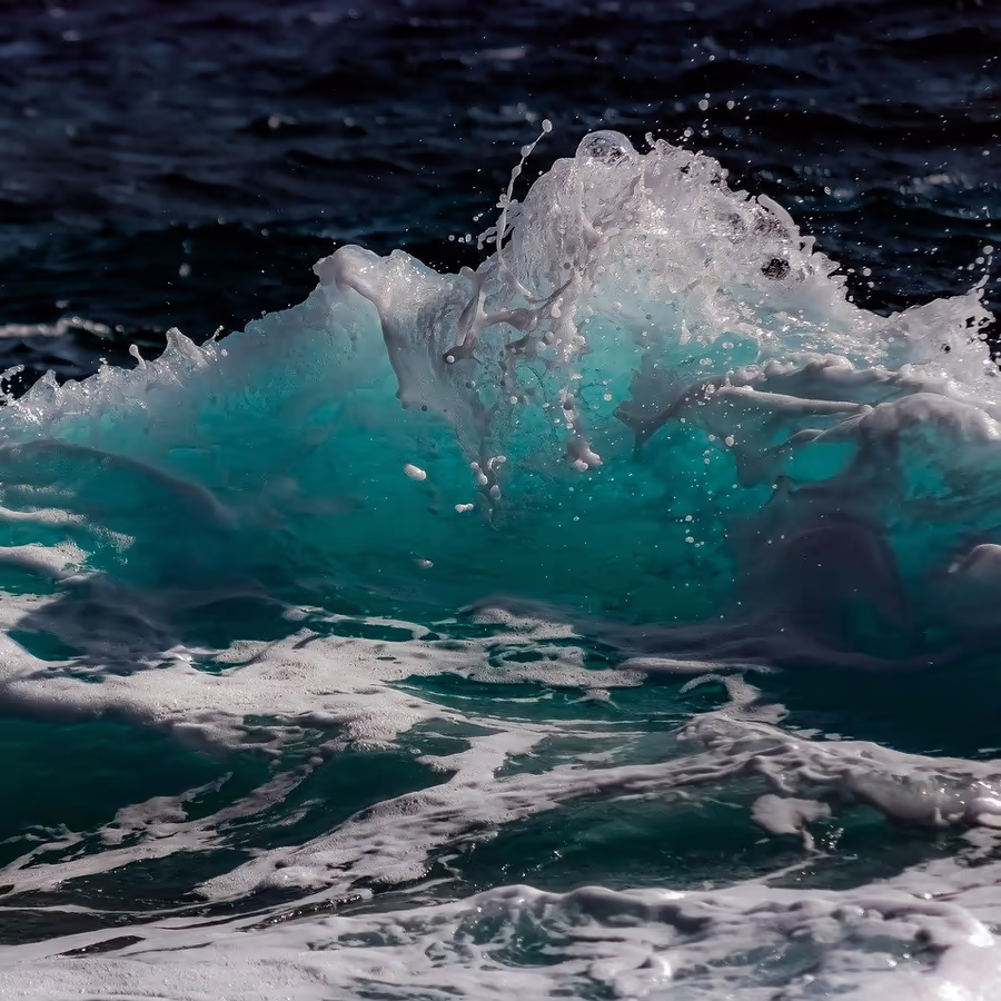 Мощная волна с прозрачным бирюзовым оттенком