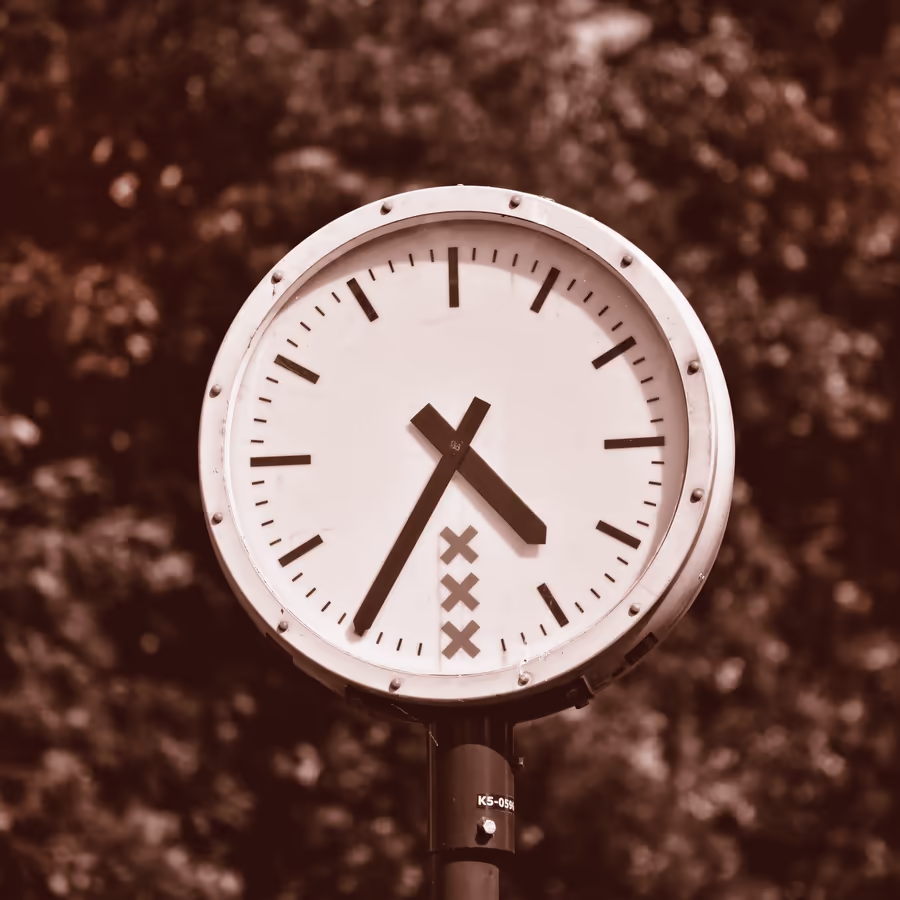 Семафор показывает сигнал Стоп и время