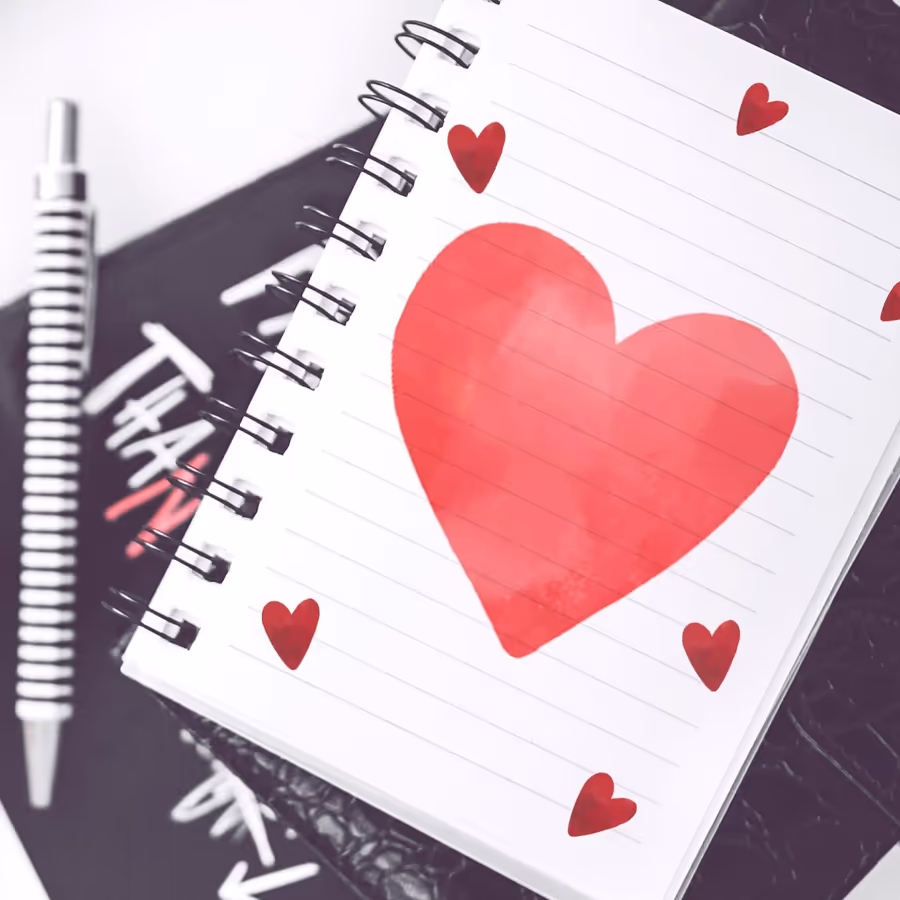 Красное сердце и благодарность на страницах блокнота