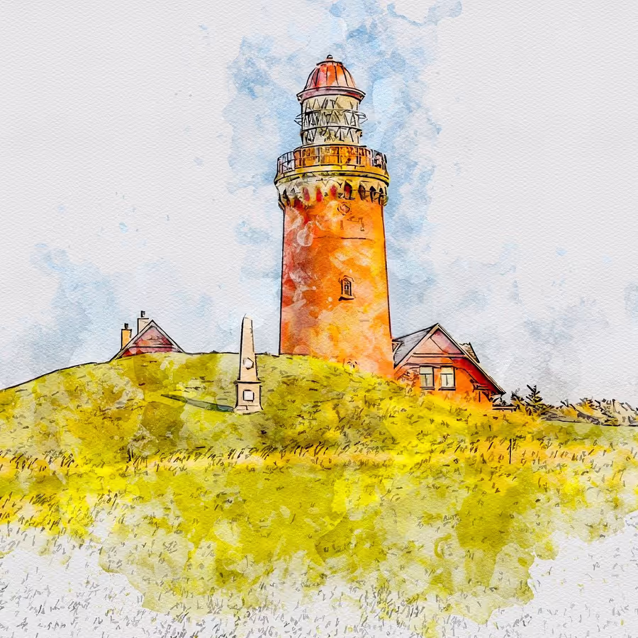 Маяк возвышается над зеленой травой и домиками
