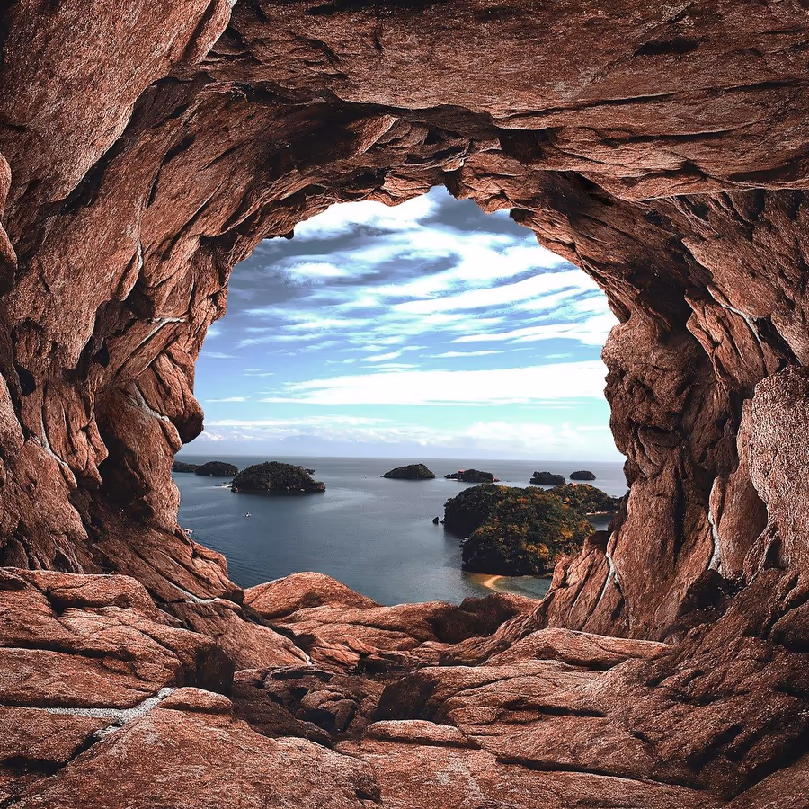 Вид на море из скального отверстия