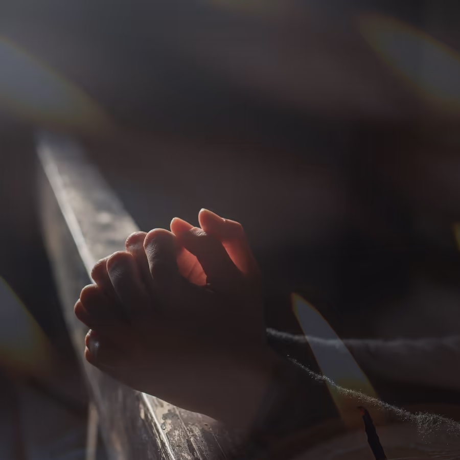 Маленькие ножки сжимающие деревянную перилу