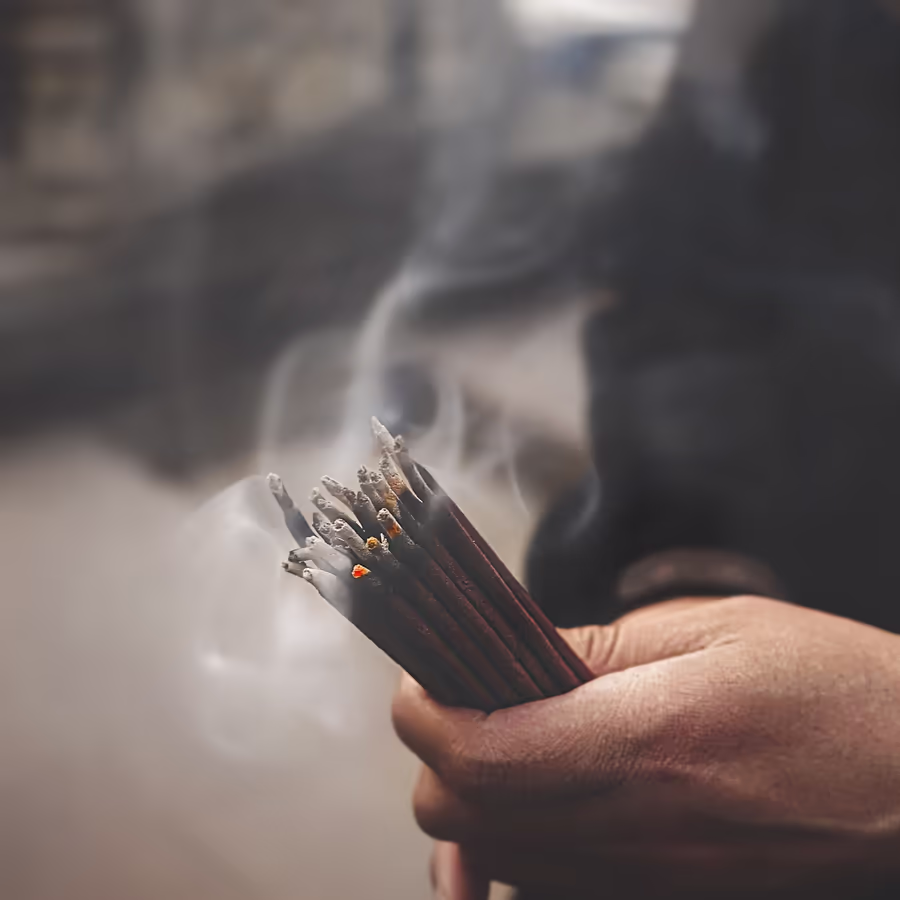 Дым от горящих благовоний