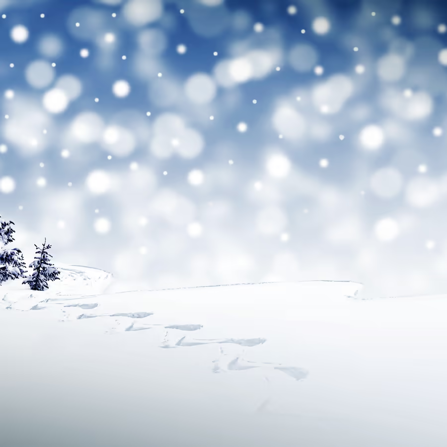 Снежный холм с отпечатками шагов и падающим снегом