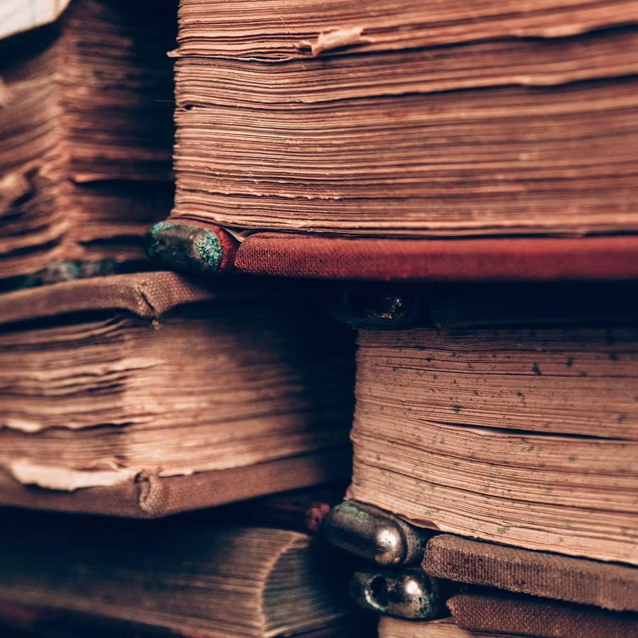 Старые книги с пожелтевшими страницами