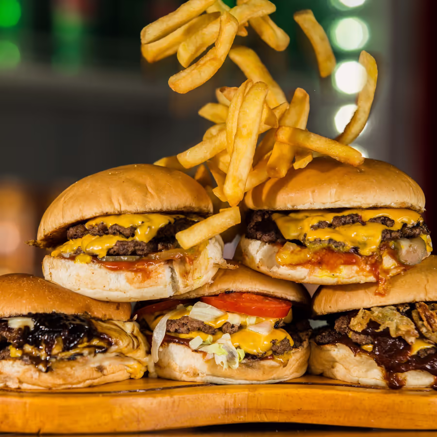 Слоистые бургеры увенчанные хрустящим картофелем фри