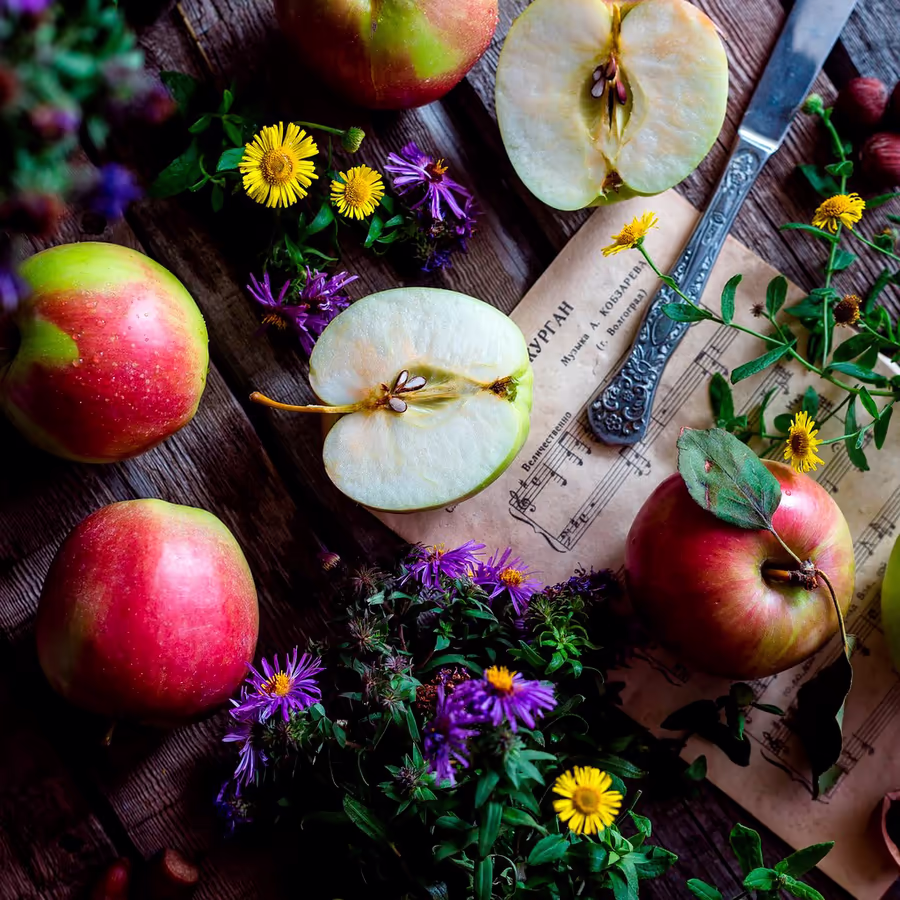 Натюрморт с сочными яблоками и осенними цветами