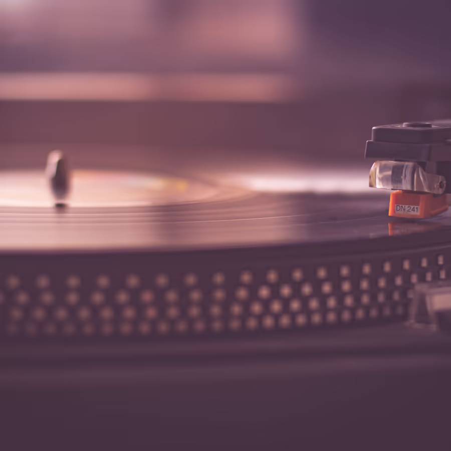 Игла звукоснимателя касается винила