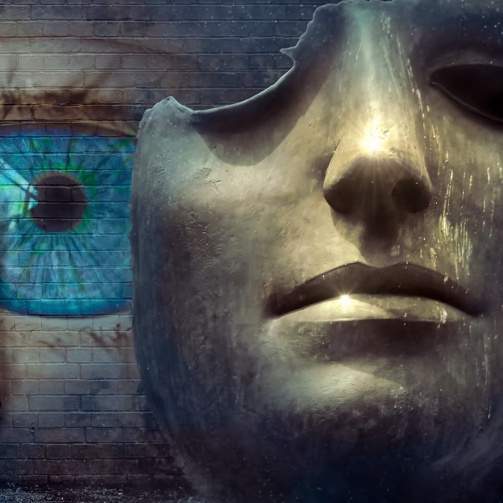 Сюрреалистичное изображение лица в металлической маске частично открывающее яркий голубой глаз