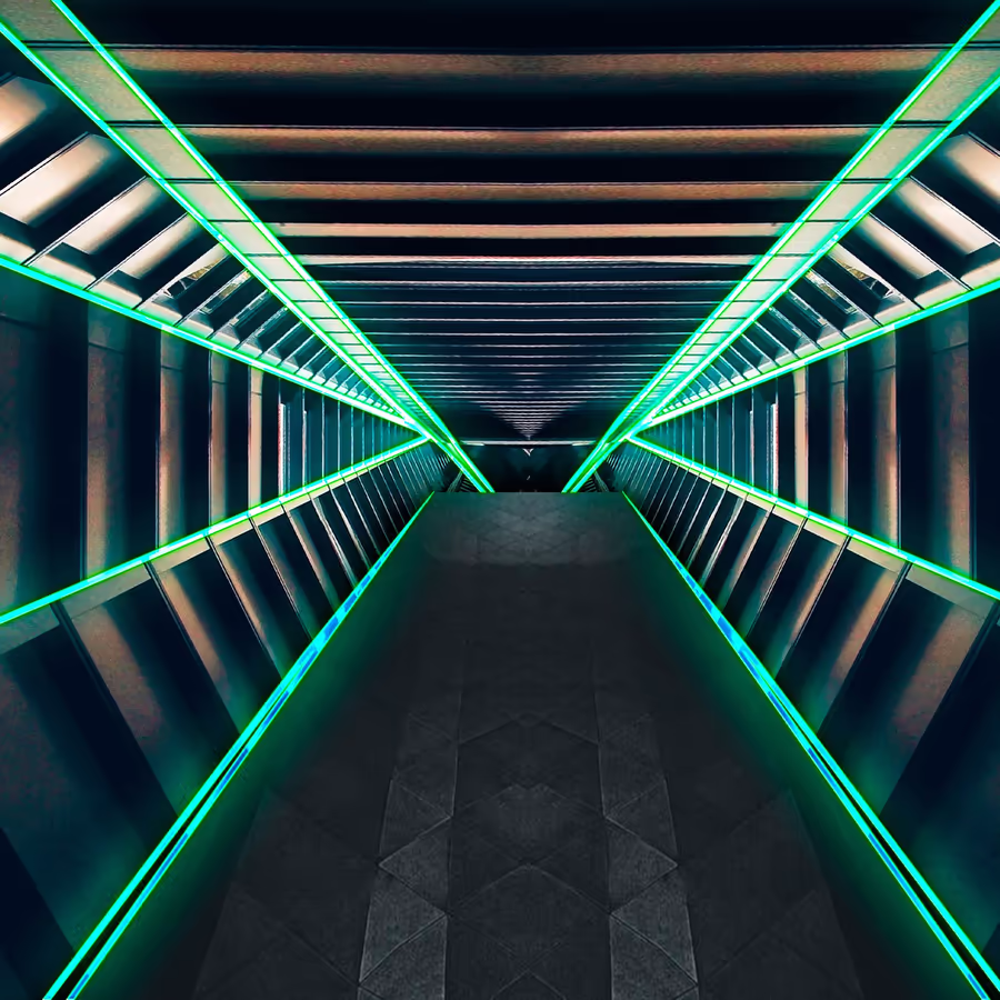 Симметричный коридор с неоновой подсветкой