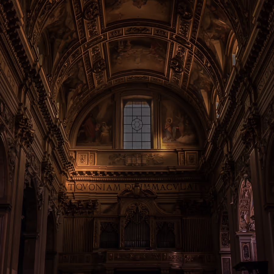 Великолепный интерьер римской церкви известный фресками Караваджо