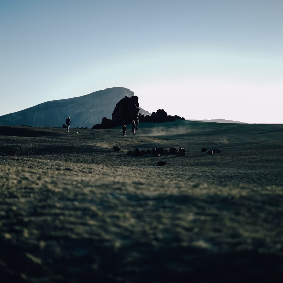 Туристы исследуют знаменитый черный вулканический пляж в Исландии