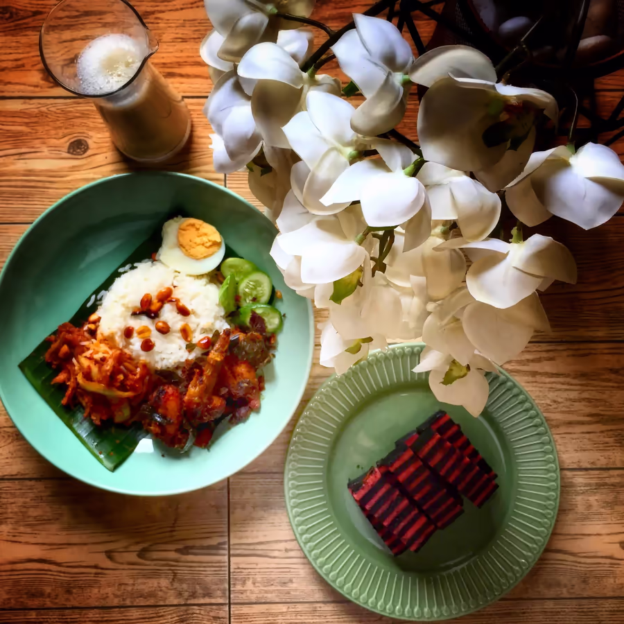 Традиционный малайзийский обед ароматный рис в кокосовом молоке жареная курица и освежающий десерт