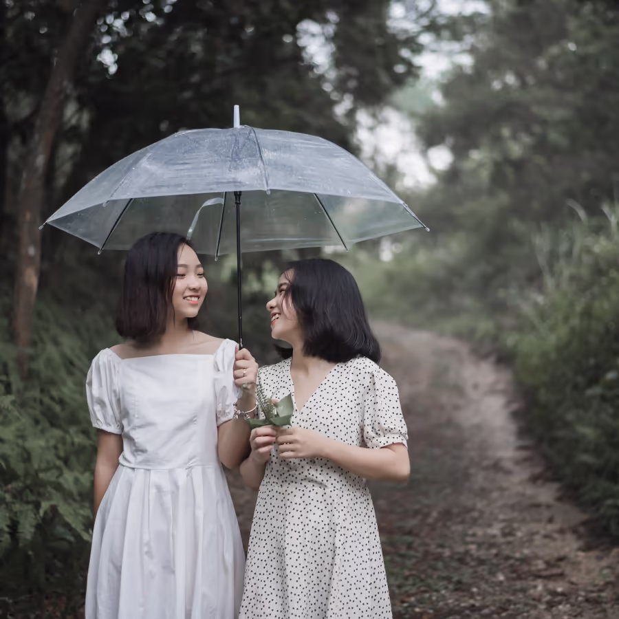 Подруги наслаждаются прогулкой под дождем