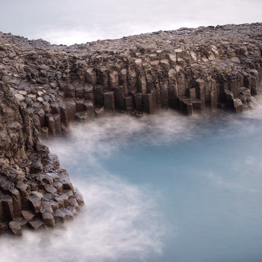 Уникальные базальтовые образования на пляже Рейнисфьяра Исландия
