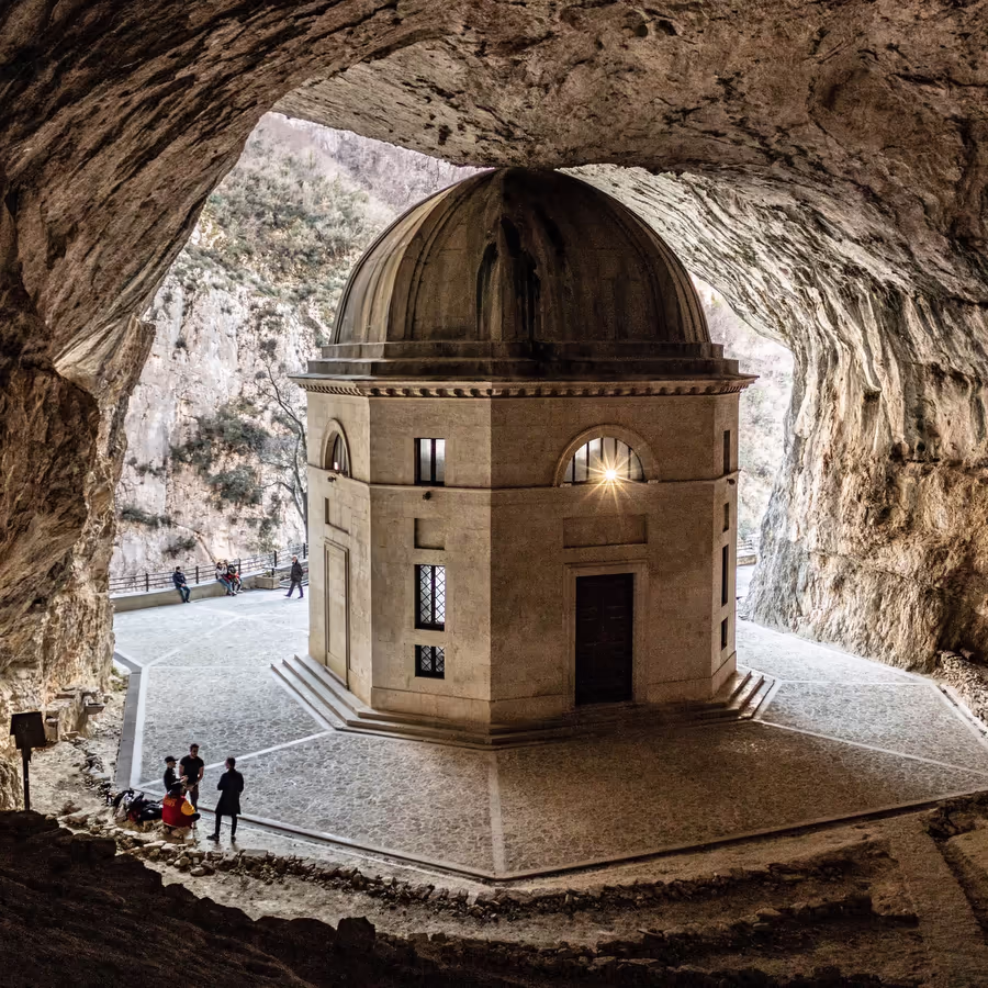 Уникальный храм построенный внутри естественной пещеры в Италии