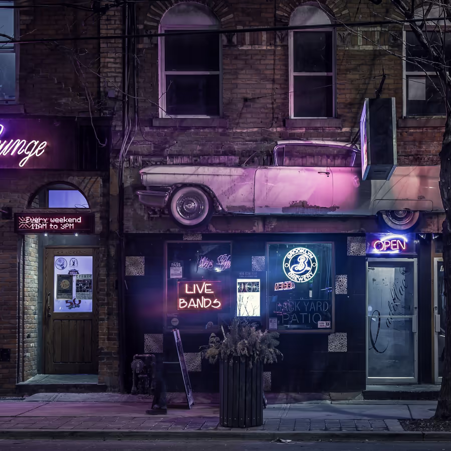 Необычный бар украшенный старинным автомобилем над входом