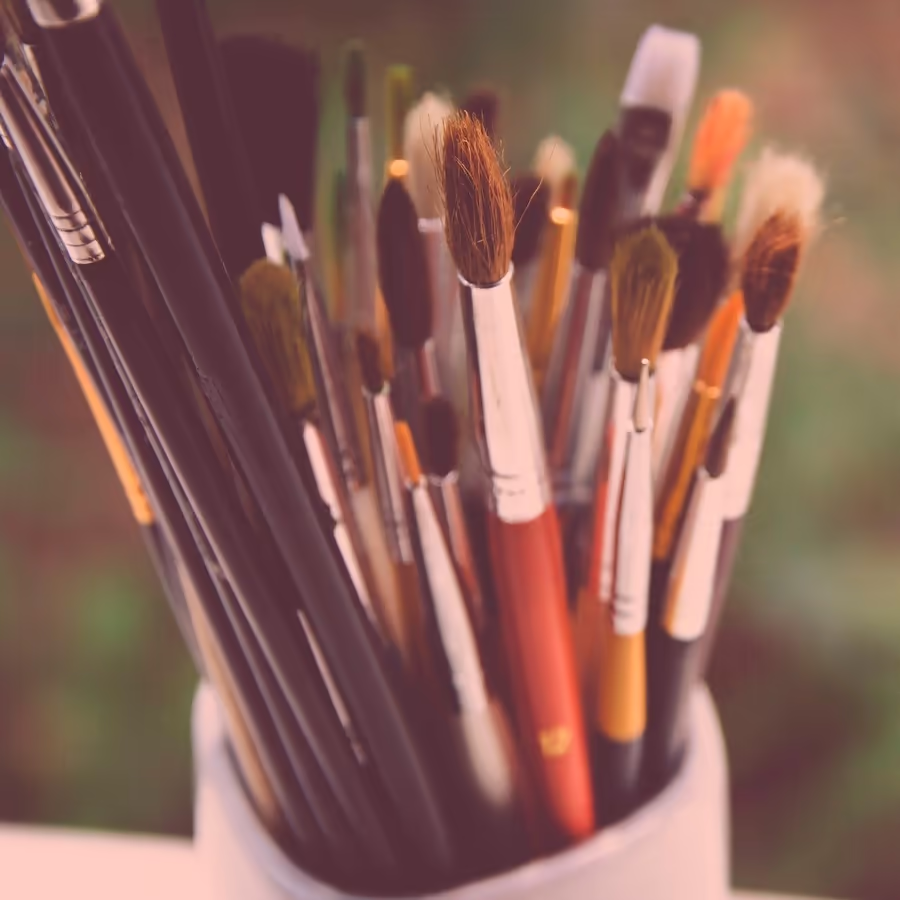 Разнообразие кистей в стакане