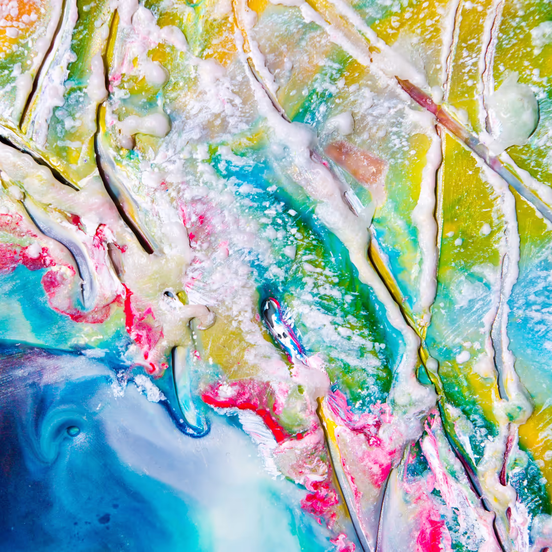 Яркая абстрактная картина полная динамики