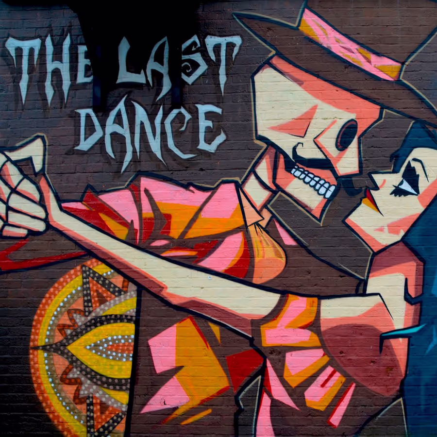 Яркий граффити-мурал с изображением танцующего скелета