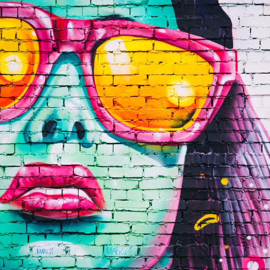 Современный мурал с изображением девушки в ярких цветах и солнцезащитных очках