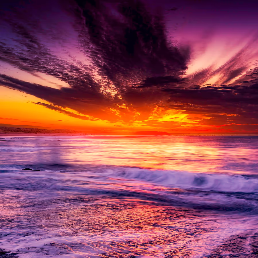 Яркий закат с волнами и красивыми облаками