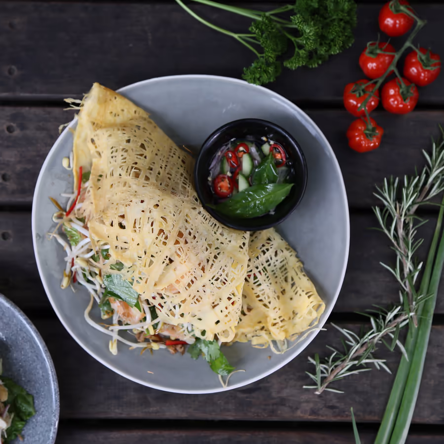 Хрустящие вьетнамские блинчики с креветками и ростками фасоли подаются со сладким кисло-сладким соусом