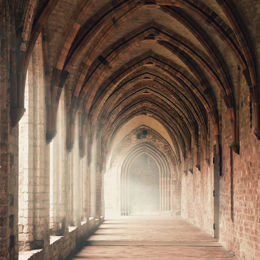 Вид по длинному коридору готического аббатства с арками