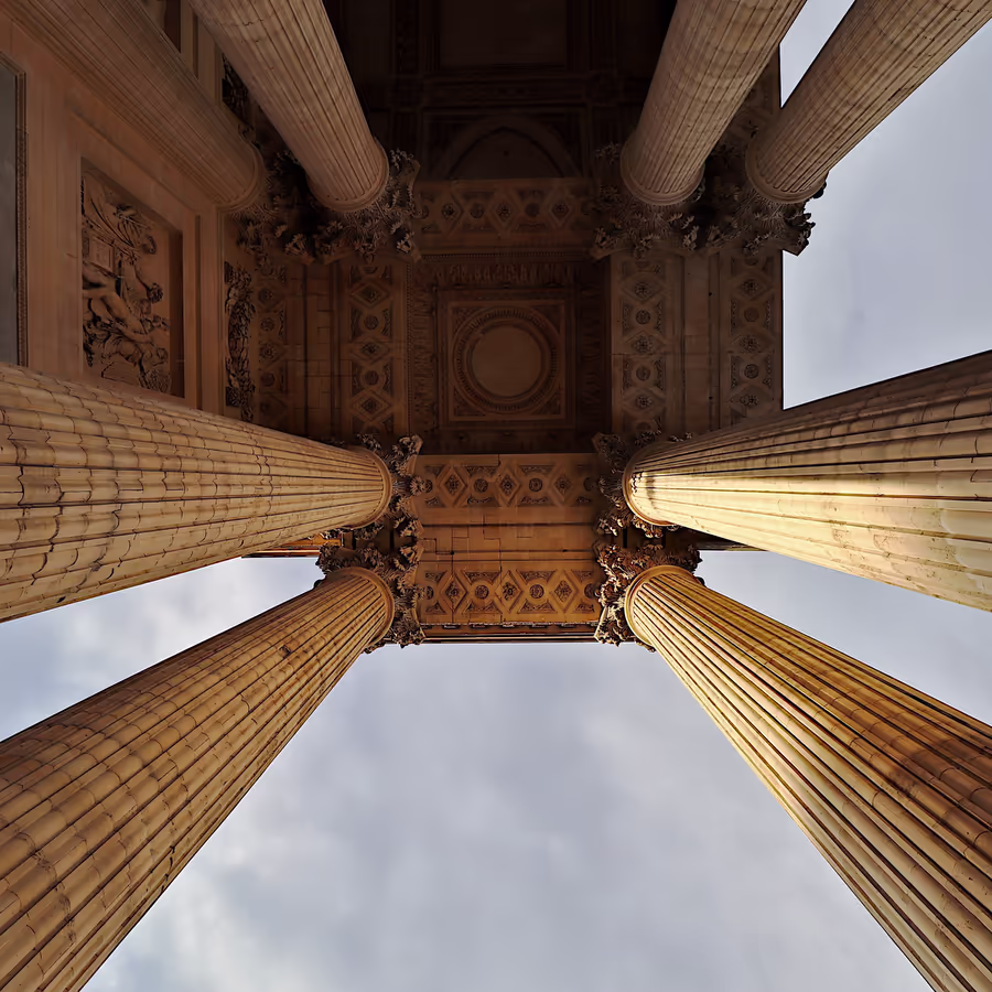 Вид снизу на колонны Триумфальной арки в Париже