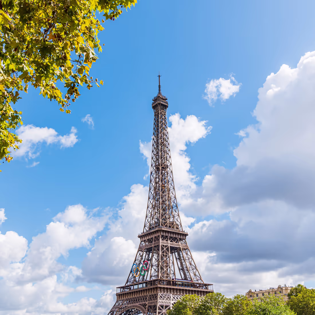 Вид Эйфелевой башни под облаками