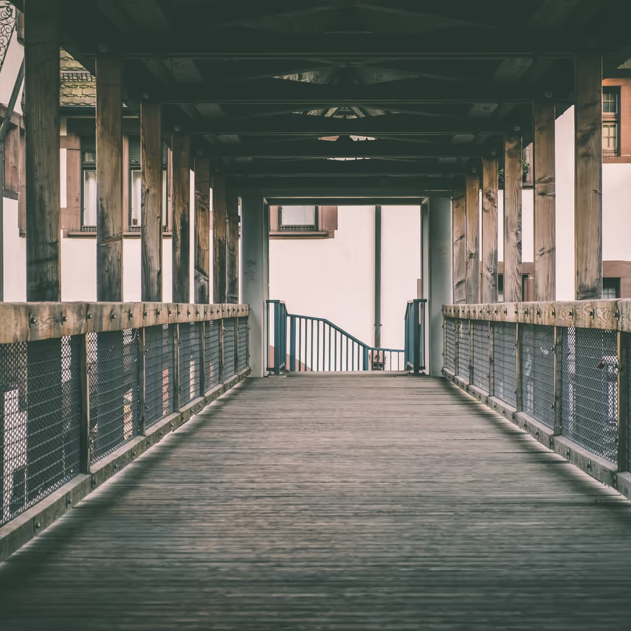 Вид сквозь деревянный крытый проход с перспективой