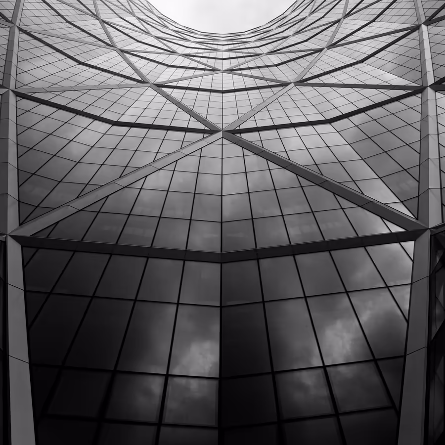 Вид вверх на стеклянную крышу современного здания