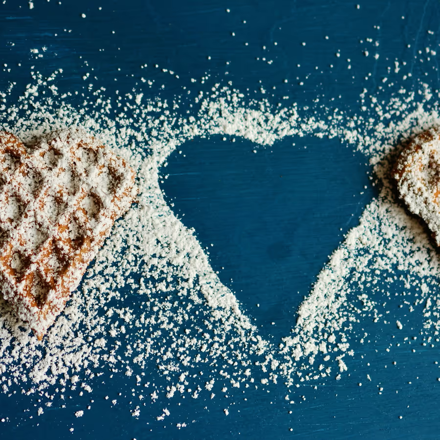 Вафли и сердце из сахарной пудры символ любви к сладкому