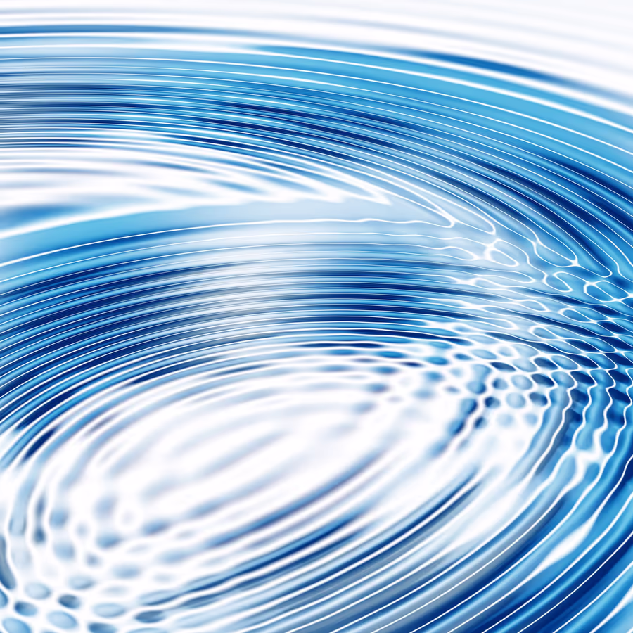 Водные волны расходящиеся кругами от точки падения